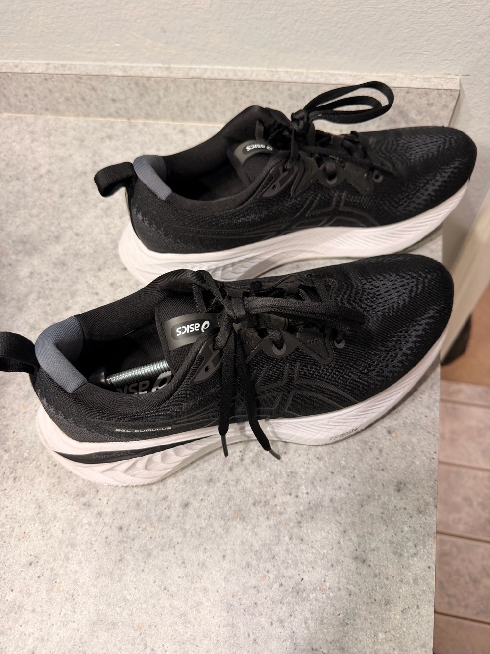 ASICS Gel-Cumulus 25, Black and White Running Shoes. Women’s 10/ Men’s 8.5